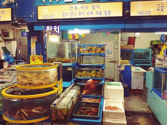 제주도에서 먹었던 그 맛을 재현해 보기로 했다. 전복돌솥밥을 하기 위해 가락동 농수산물도매시장에 들러 전복, 새우, 낙지 등을 샀다. [사진 민국홍]
