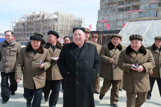 김정은 국무위원장이 중요한 정치적 고비 때마다 방문했던 양강도 삼지연군을 다시 찾았다. 북한 노동당 기관지 노동신문은 4일 김 위원장이 삼지연군 읍지구 건설현장을 돌아보고 현지지도했다고 보도했다. [헤럴드DBㆍ노동신문 홈페이지]