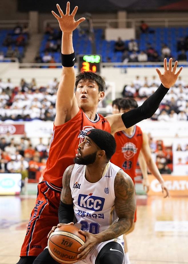 3일 열린 4강 플레이오프에서 마커스 킨(아래)를 마크하는 양동근. KBL 제공