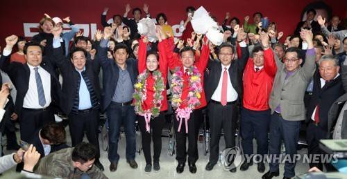 정점식 후보 당선 (통영=연합뉴스) 김동민 기자 = 4·3 보궐선거 통영고성에 출마한 자유한국당 정점식 후보가 3일 오후 통영시 북신동 자신의 선거사무실에서 당선이 확정되자 인사하고 있다. 정 후보 왼쪽은 부인 최영화 씨. 2019.4.3 image@yna.co.kr