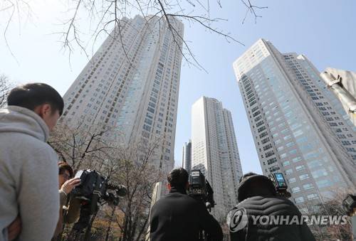 김학의 자택 앞 취재진 (서울=연합뉴스) 이지은 기자 = 김학의 전 법무부 차관의 뇌물수수·성범죄 의혹을 수사하는 검찰이 김 전 차관의 자택을 압수수색한 가운데 4일 오후 서울 광진구 김 전 차관의 자택 앞에서 취재진이 검찰을 기다리고 있다. jieunlee@yna.co.kr