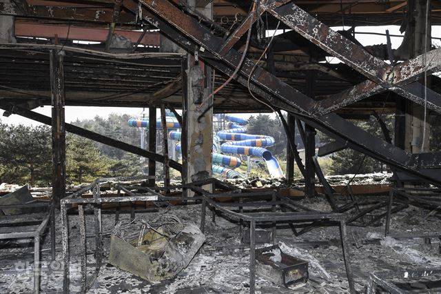 산불에 전소 된 한화리조트 내 한 식당 내부. 리조트의 객실 피해는 없었지만 식당과 워터파크 시설 일부가 불탔다. 이한호 기자