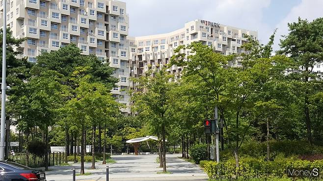 서울 시내 한 오피스텔 앞 공원. /사진=김창성 기자