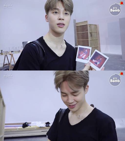 지민이 직접 찍은 폴라로이드 사진을 들어보이고 있다.