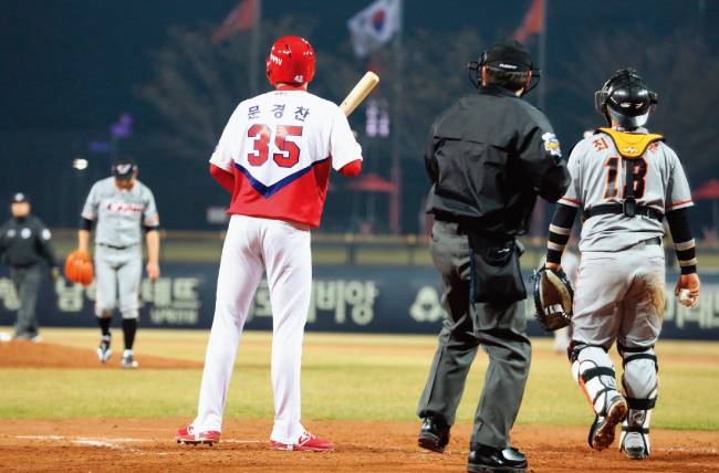 KIA 타이거즈 투수 문경찬이 3월 26일 광주 홈경기에서 9회 말 타석에 올라 한화 이글스 투수 정우람을 상대하고 있다. [동아DB]