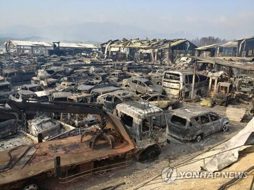 '폭격 맞은 듯' 잿더미 된 처참한 현장 (속초=연합뉴스) 최은지 기자 = 강원 고성·속초 일대 산불로 5일 오전 속초시 영랑동 한 폐차장이 폭격 맞은 듯한 모습이다. chamse@yna.co.kr