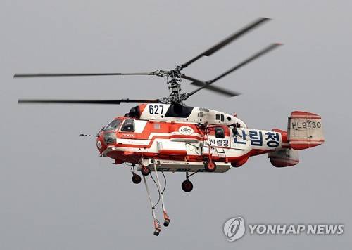 이른 아침부터 투입된 헬리콥터 (강원 고성=연합뉴스) 김도훈 기자 = 5일 오전 강원도 고성군 토성면 원암 저수지 상공으로 물을 가득 채운 산림청 헬기가 속초 방면으로 이동하고 있다. 2019.4.5 .5 superdoo82@yna.co.kr