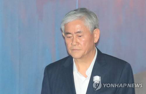 굳은 표정의 최경환 (서울=연합뉴스) 한종찬 기자 = 국가정보원에서 1억 원의 뇌물을 받은 혐의로 1심에서 징역 5년을 선고받은 자유한국당 최경환 의원이 최경환 17일 오후 서울 서초구 중앙지법에서 열린 항소심 선고 공판에 출석하고 있다. 2019.1.17 saba@yna.co.kr