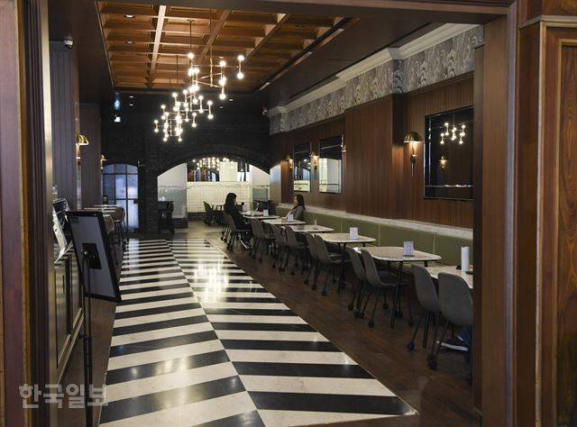 2015년 태극당 내부에 새로 생긴 카페. 1970년대 분위기를 간직한 빵 코너와 달리 최근 트렌드를 반영했다. 이한호 기자