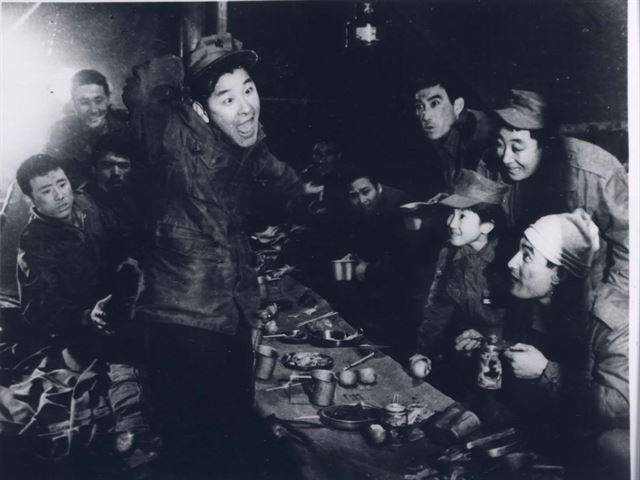 영화 ‘돌아오지 않는 해병’. 봉구 역할을 맡은 구봉서가 코믹 연기를 선보이고 있다. '돌아오지 않는 해병'은 실감 나는 전투 장면에 반전 메시지를 담아 크게 흥행했다. 한국일보 자료사진