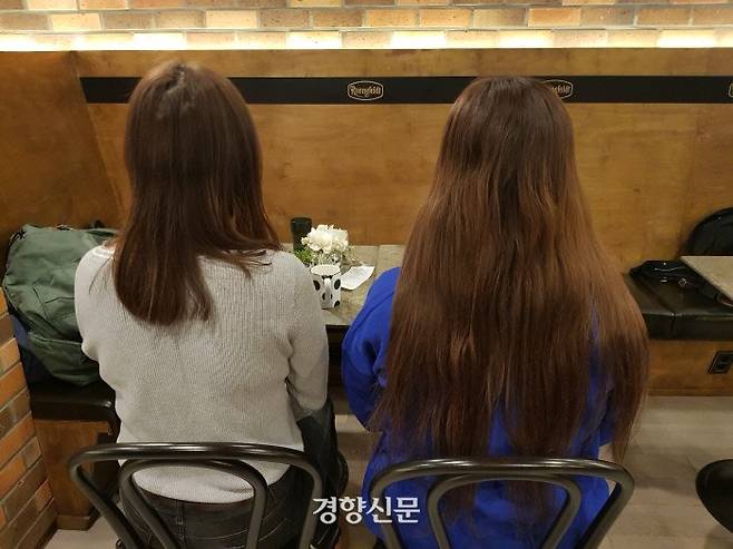 생리 중단을 위해 자궁 내 피임장치 ‘미레나’를 시술 받은 고교 교사 하모씨(31·오른쪽)와 유선씨(26). 이보라 기자