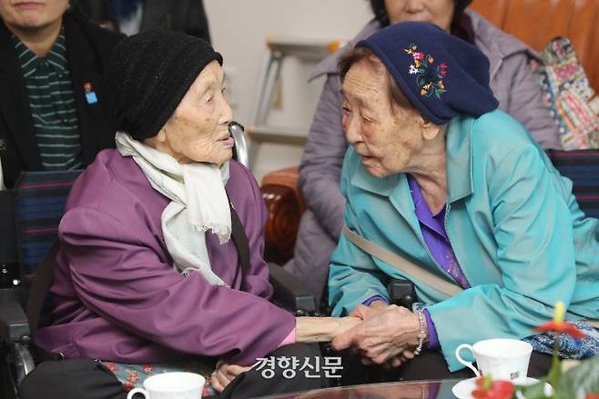 제주 4·3 71주기를 하루 앞둔 2일 오후, 전주형무소에 함께 수감됐던 송순희 할머니(95, 오른쪽)와 변연옥 할머니(92, 왼쪽)가 70년 만에 다시 만나 제주도의회 의장실에서 이야기를 나누고 있다. / 권도현 기자