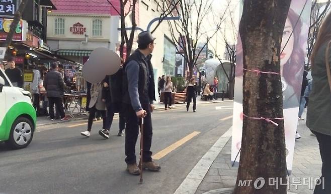 익숙했던 홍대 거리는 오래 머물러 있기엔, 꽤나 외로웠다. 잠시 머물러 쉴 곳도 마땅찮았다. 그래서 어디로 가야할지 잘 몰랐다. 사진은 누가 찍어준 것 같지만, 쓰레기통 위에 스마트폰을 올려놓고 찍었다. 혼자였다./사진=남형도 기자 고난이도 셀카