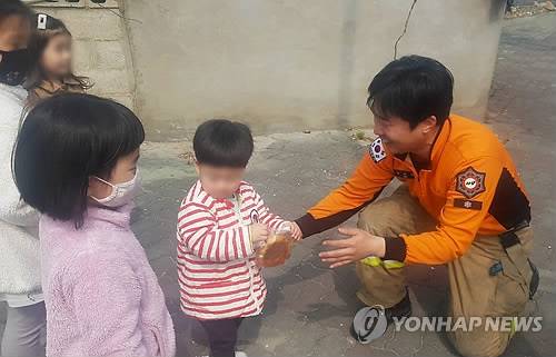 "소방관 아저씨, 산불 꺼주셔서 감사합니다" (강릉=연합뉴스) 강원산불 사흘째인 6일 강릉시 옥계면 옥계119안전센터 인근에서 어린아이들이 소방대원에게 찾아와 과자를 건네자 소방대원이 진화작업을 하면서 먹으려던 빵을 아이들에게 나눠주고 있다. 2019.4.6 [강원도소방본부 제공] conanys@yna.co.kr