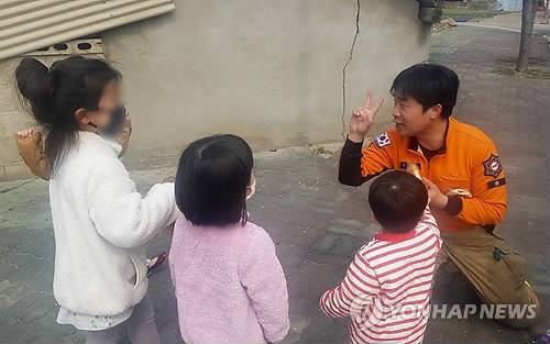 "소방관 아저씨, 산불 꺼주셔서 감사합니다" (강릉=연합뉴스) 강원산불 사흘째인 6일 강릉시 옥계면 옥계119안전센터 인근에서 어린아이들이 소방대원에게 찾아와 과자를 건네자 소방대원이 진화작업을 하면서 먹으려고 챙긴 빵을 아이들에게 나눠주고 있다. 2019.4.6 [강원도소방본부 제공] conanys@yna.co.kr