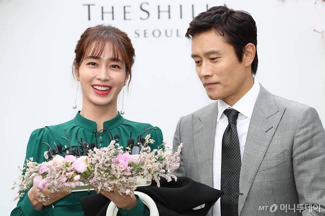 배우 이병헌, 이민정 부부가 7일 오후 서울 중구 신라호텔에서 열리는 배우 이정현의 결혼식에 참석해 포즈를 취하고 있다./사진=이기범 기자