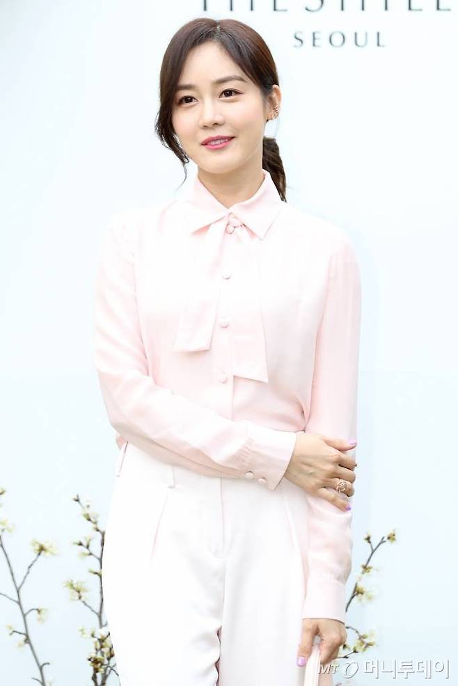 배우 성유리가 7일 오후 서울 중구 신라호텔에서 열리는 배우 이정현의 결혼식에 참석해 포즈를 취하고 있다./사진=이기범 기자