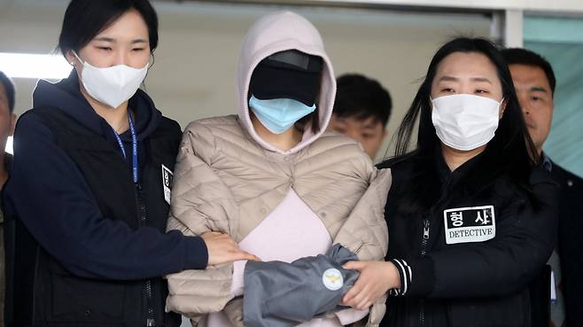 구속 수감되는 황하나(가운데). /사진=뉴시스 추상철 기자