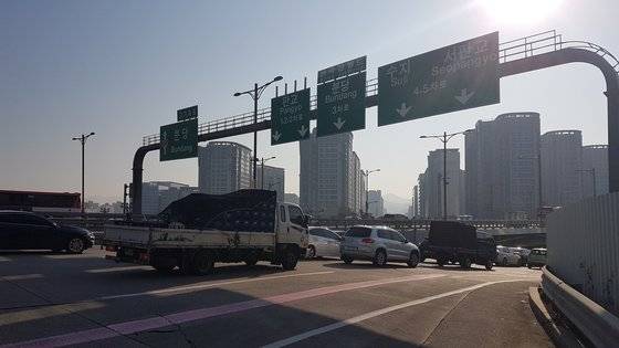 4월 3일 오전 8시 출근시간대 판교TG를 지나 판교테크노밸리로 향하는 차량 행렬. 판교=박민제 기자