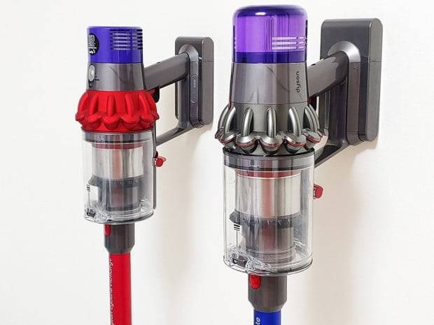 다이슨이 더 똑똑해진 지능형 무선 청소기 V11 컴플리트(오른쪽)을 선보였다. 신제품은 전작(V10·왼쪽)과 비교해 흡입력과 배터리 성능이 큰 폭으로 개선됐지만 무게가 늘어나고 10만원 비싸져 아쉬움을 남겼다. 다만 전용 거치대를 추가로 제공하고 후면 LCD 디스플레이가 탑재된 점은 이같은 단점을 상쇄하기에 충분했다.