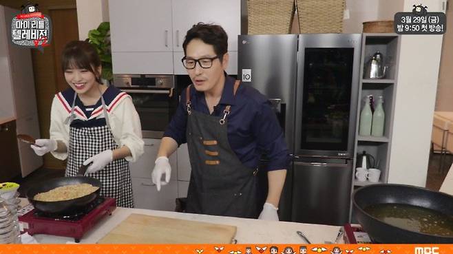 지난달 15일 진행된 MBC <마이리틀텔레비전> 시즌2 인터넷 생방송 도중 김풍 작가가 “장갑 안 끼면 버닝손?”이란 댓글을 읽고 있다. 유튜브 캡처