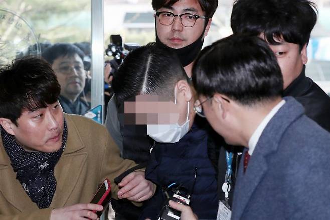 마약 구매 혐의로 경찰에 붙잡힌 SK그룹 창업자 고 최종건 회장의 손자 최모(31)씨가 1일 오후 인천시 미추홀구 인천지방경찰청 광역수사대로 들어서고 있다. 최씨는 지난해 평소 알고 지낸 마약공급책으로부터 고농축 대마 액상을 5차례 구입한 혐의를 받고 있다. (사진=연합뉴스)