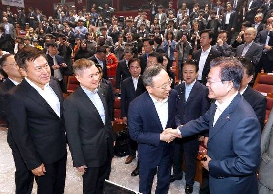 문재인 대통령이 8일 오전 서울 송파구 올림픽공원 더케이아트홀에서 열린 세계 최초 5G 상용화 기념행사에 참석했다. 문 대통령이 5G 상용화 기념행사를 마친 후 박정호 SK텔레콤 최고경영자, 하현회 LG유플러스 부회장, 황창규 KT 회장(왼쪽부터)과 인사하고 있다. [청와대사진기자단]