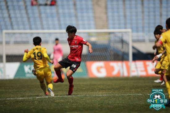 송홍민이 7일 전남 드래곤즈와의 K리그 2 경기에서 상대 선수에게 볼을 뺏어내려 시도하고 있다. 한국프로축구연맹 제공