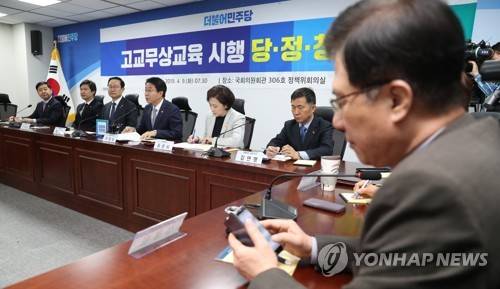 국회서 고교 무상교육 당·정·청 협의 개최 (서울=연합뉴스) 김현태 기자 = 9일 오전 국회 의원회관에서 고교 무상교육 시행 방안을 논의하기 위해 열린 당·정·청 협의에서 더불어민주당 홍영표 원내대표, 조정식 정책위의장, 유은혜 사회부총리 겸 교육부 장관, 대통령비서실 김연명 사회수석 등이 참석하고 있다.  mtkht@yna.co.kr