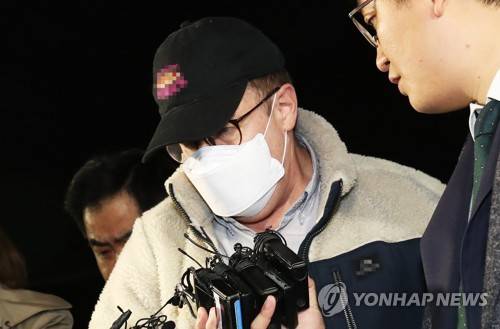 고개 숙인 로버트 할리 (수원=연합뉴스) 홍기원 기자 = 마약류 관리에 관한 법률 위반 혐의로 체포된 방송인 하일(미국명 로버트 할리) 씨가 9일 오전 경기도 수원시 경기남부지방경찰청 사이버수사대에서 조사를 마친 후 수원남부경찰서 유치장으로 입감되고 있다.