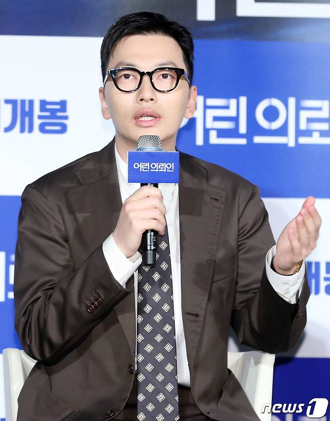배우 이동휘가 10일 오전 서울 건대 롯데시네마에서 열린 영화 ‘어린 의뢰인’(감독 장규성) 제작보고회에 참석해 포즈를 취하고 있다. ‘어린 의뢰인’은 오직 출세만을 바라던 변호사 정엽(이동휘 분)이 7살 친동생을 죽였다고 자백한 10살 소녀를 만나 마주하게 된 진실에 관한 이야기를 실화를 바탕으로 한 감동 드라마이다. 2019.4.10/뉴스1 © News1 권현진 기자