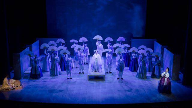 창극 '심청가'는 거의 모든 소품을 부채로 표현했다. 도창자가 '범피중류'를 부르기 시작하면, 배우들이 부채로 파도를 만들어 '격랑이 휘몰아치는 인당수'를 표현한 부분. 국립창극단 제공