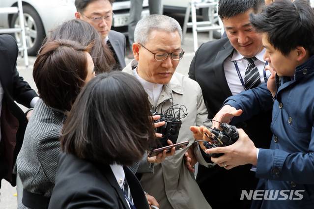 【서울=뉴시스】이윤청 수습기자 = 김성태 자유한국당 의원의 딸을 비롯해 총 6명의 KT 부정채용에 연관된 혐의를 받는 서유열 전 KT홈고객부문 사장이 지난달 27일 서울 양천구 서울남부지법에서 열린 구속 전 피의자 심문(영장실질심사)에 출석하고 있다. 2019.03.27. radiohead@newsis.com