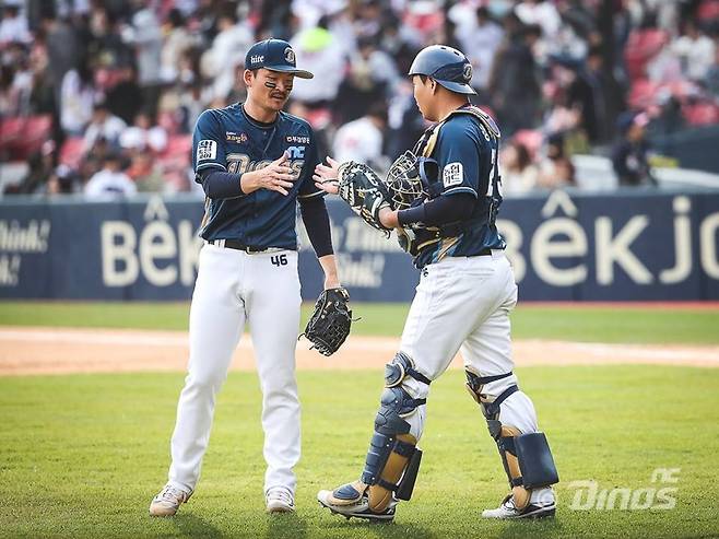 ▲ NC 마무리 투수 원종현(왼쪽)과 주전 포수 양의지. ⓒ NC 다이노스