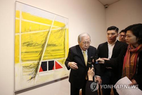 작품 설명하는 김병기 화백 (서울=연합뉴스) 진연수 기자 = 최고령 현역 화가 김병기가 10일 서울 종로구 가나아트센터 개인전 '여기, 지금(Here and Now)'에서 작품 '산 동쪽-서사시'를 소개하고 있다. 2019.4.10 jin90@yna.co.kr