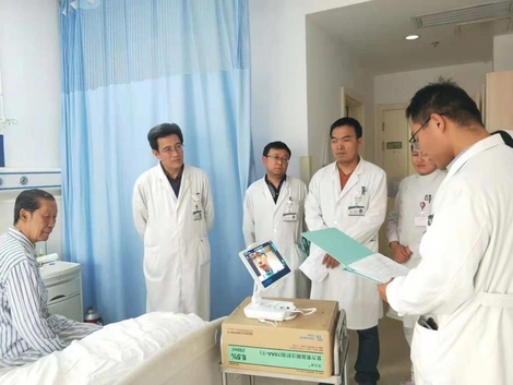 중국 산시성 신저우시 인민병원 비뇨기과 의사들이 입원환자를 회진하면서 원격진료 시스템을 통해 베이징대 제1 병원 비뇨기과 전문의의 의견을 듣고 있다. /39인터넷병원