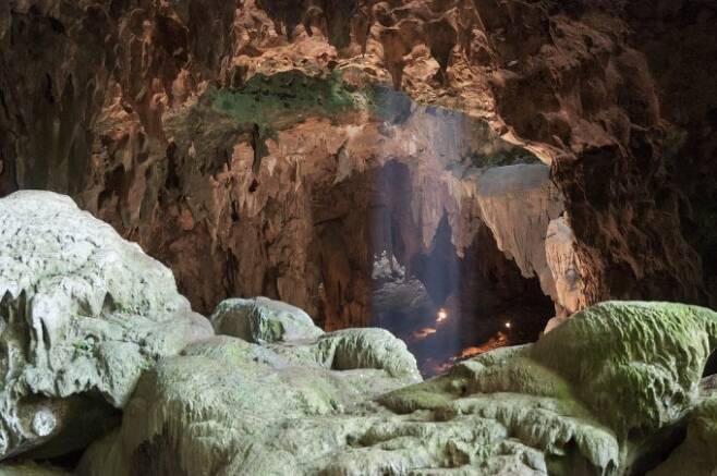 필리핀 북부 섬인 루존 섬 칼라오 둥굴의 풍경이다. 연구팀은 이 동굴에서 연대가 최대 6만 7000년까지 내려가는 지층에서 지금까지 볼 수 없던 복합적인특성을 지난 뼈화석이 발굴됐다. 사진제공 파리자연사박물관