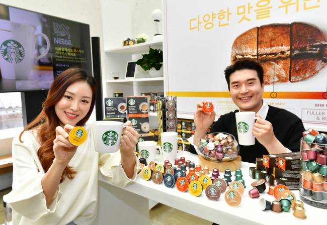 네슬레코리아는 네스카페 돌체구스토, 네스프레소 등 커피 머신을 이용해 만들 수 있는 캡슐 커피 ‘스타벅스 앳홈’을 오는 12일부터 국내에 선보인다. [네슬레코리아 제공]