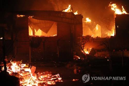 전쟁터처럼 변해버린 집 [연합뉴스 자료사진]