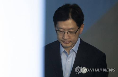 김경수 경남지사, 법정으로 (서울=연합뉴스) 윤동진 기자 = 드루킹 댓글 조작에 가담한 혐의로 1심에서 실형을 선고 받고 법정 구속된 김경수 경남지사가 11일 오후 서초구 서울고등법원에서 열린 항소심 2회 공판에 출석하기 위해 호송차에서 내려 법정으로 향하고 있다. 2019.4.11 mon@yna.co.kr