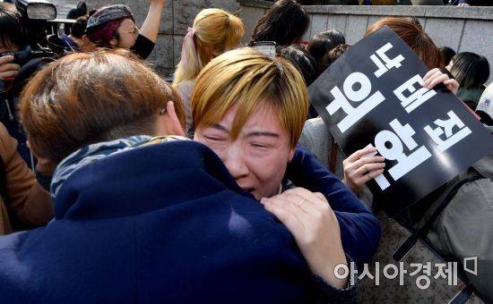 낙태죄 위헌판결이 난 11일 서울 헌법재판소 앞에서 여성단체 관계자들이 눈물을 흘리며 기쁨의 포옹을 하고 있다./강진형 기자aymsdream@