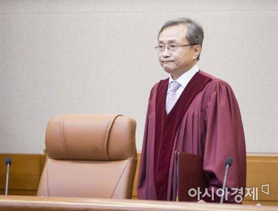 유남석 헌법재판소장이 낙태죄 헌법 위헌 여부를 판결하기 위해 11일 서울 종로구 헌법재판소 대심판정으로 들어서고 있다./강진형 기자aymsdream@