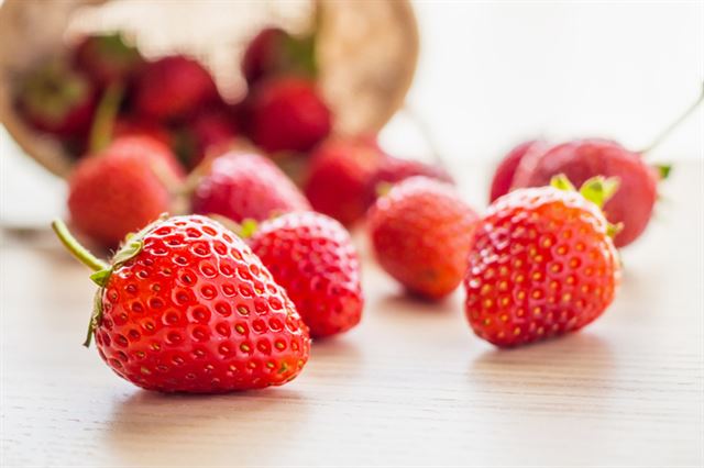 원래 딸기의 제철은 5월 중순이지만 요즘에는 비닐하우스 덕분에 일찌감치 맛볼 수 있다. 게티이미지뱅크