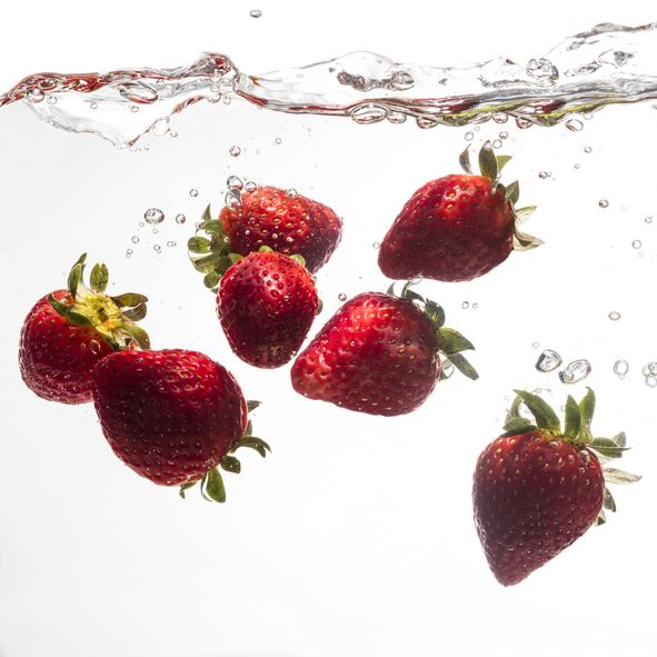 미지근한 물에 담가 씻은 뒤, 냉장 보관하면 딸기를 좀 더 오래 보관할 수 있다. 게티이미지뱅크