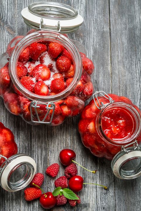 약불에 졸여 먹는 ‘딸기 콤포트’는 과육이 단단하고 신맛이 강한 미국산을 사용하는 게 좋다. 게티이미지뱅크