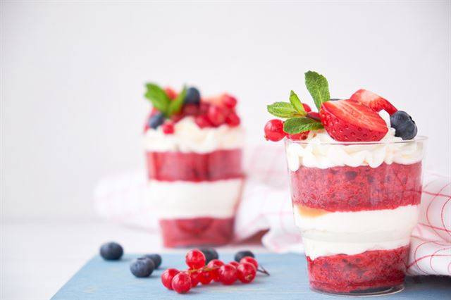 케이크를 깔고 딸기 콤포트를 넣고, 크림을 올리는 순으로 층층이 쌓으면 디저트로 손색 없는 ‘트라이플’이 완성된다. 게티이미지뱅크