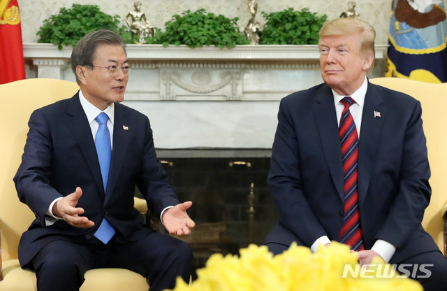 【워싱턴(미국)=뉴시스】박진희 기자 = 문재인 대통령이 11일 오후(현지시각) 미국 워싱턴 백악관에서 도널드 트럼프 미국 대통령과 한미 정상회담을 하고 있다. 2019.04.12. pak7130@newsis.com