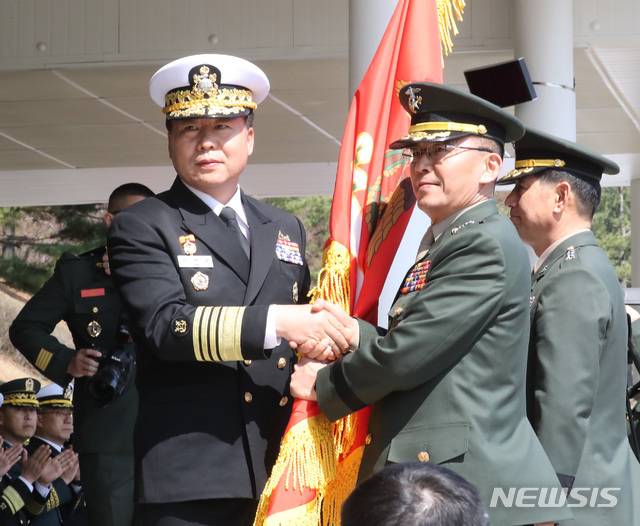 【화성=뉴시스】 전진환 기자 = 제34대, 35대 해병대 사령관 이-취임식이 열린 12일 오후 경기도 화성시 해병대사령부 연병장에서 취임하는 이승도 해병대 사령관이 심승섭 해군참모총장으로부터 부대기를 받고 있다. 2019.04.12. amin2@newsis.com