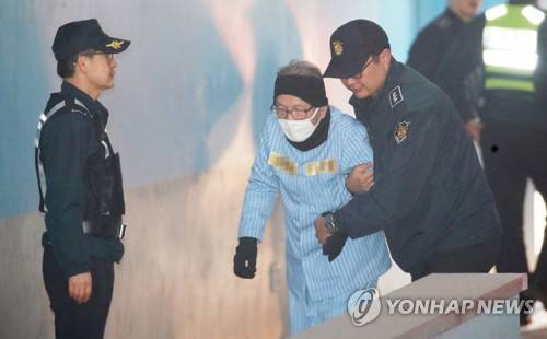 항소심 선고 공판 출석하는 김기춘 (서울=연합뉴스) 한종찬 기자 = 박근혜 정부의 불법 보수단체 지원(화이트리스트) 의혹으로 기소된 김기춘 전 청와대 비서실장이 12일 오후 서울 중앙지법에서 열린 항소심 선고 공판에 출석하고 있다. 2019.4.12 saba@yna.co.kr