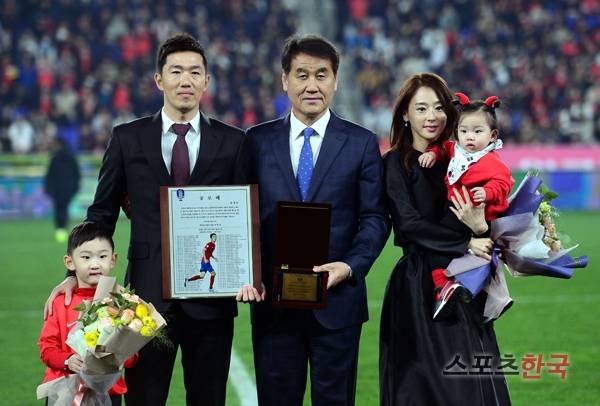 3월 22일 울산문수경기장에서 열린 한국 축구대표팀과 볼리비아의 평가전 하프타임 때 김정우의 국가대표 은퇴식이 진행되고 있다. 김정우가 조병득 대한축구협회 부회장, 가족과 기념촬영을 하고 있다. 스포츠코리아 제공